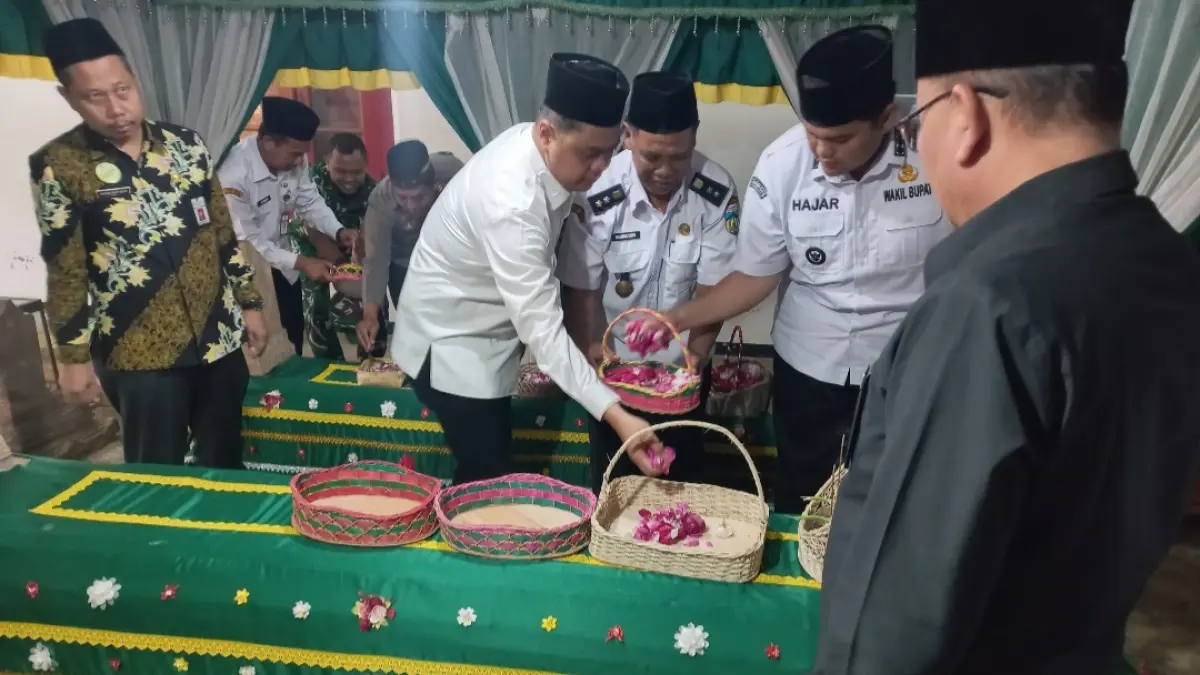 PENGHORMATAN: Bupati Jepara beserta jajaran menabur bunga usai kirim tahlil dan doa di Makam Ratu Kalinyamat dan Sultan Hadlirin. (FIKRI THOHARUDIN/RADAR KUDUS)