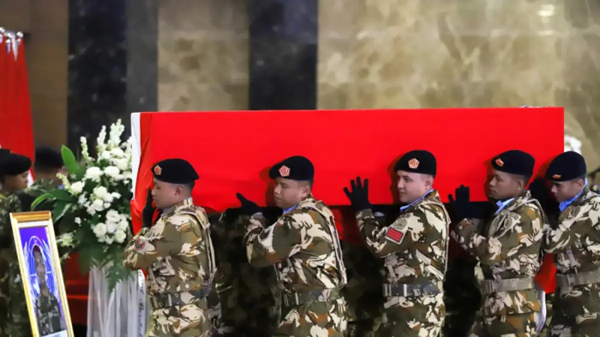 Sejumlah prajurit TNI mengusung peti jenazah personel penjaga perdamaian yang tergabung dalam UNIFIL saat upacara pelepasan di Terminal 3 Bandara Soekarno-Hatta, Tangerang, Banten, Sabtu (4/4/2026). (Dery Ridwansah/ JawaPos.com)