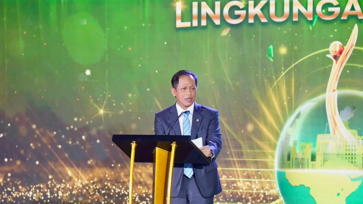 ARAHAN: Menteri Lingkungan Hidup/Kepala Badan Pengendalian Lingkungan Hidup, Hanif Faisol Nurofiq saat menyampaikan sambutannya dalam acara Anugerah Lingkungan PROPER 2025 di Jakarta (7/4). Dalam sambutannya, dirinya mengapresiasi seluruh penerima penghargaan yang dinilai sukses menerapkan praktik pengelolaan perusahaan berbasis keberlanjutan lingkungan.
