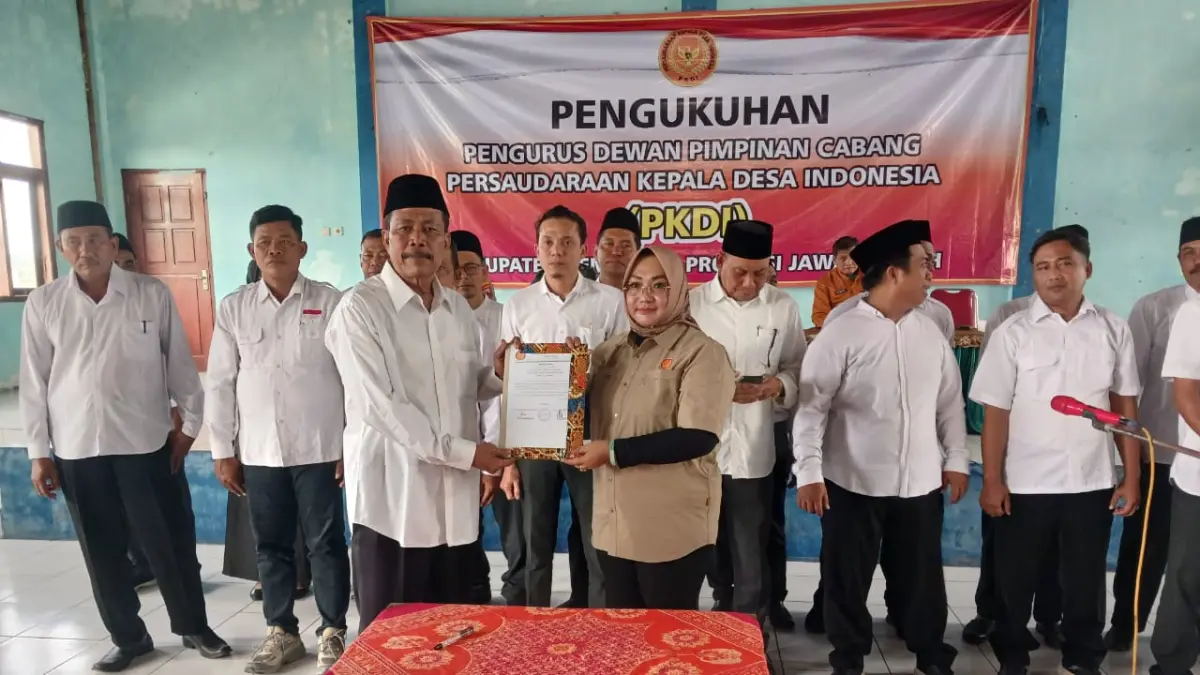 ALI MAHMUDI/RADAR KUDUS
AMANAH: DPC PKDI Kabupaten Rembang H. Rasmani bersama jajarannya menerima SK kepengurusan baru dari Ketua DPD PKDI Jawa Tengah Musyarokah kemarin.