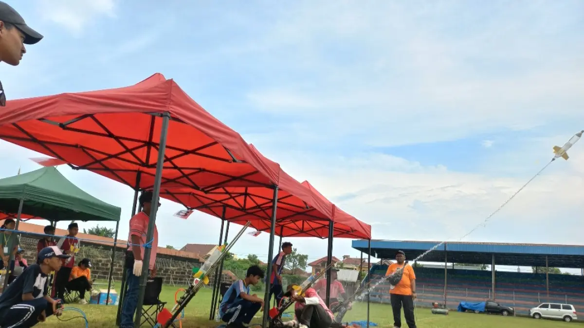 ASAH KREATIVITAS: Para peserta tengah meluncurkan roket air di Stadion Kamal Junaidi pada Kamis (9/4).&nbsp;(FIKRI THOHARUDIN/RADAR KUDUS)