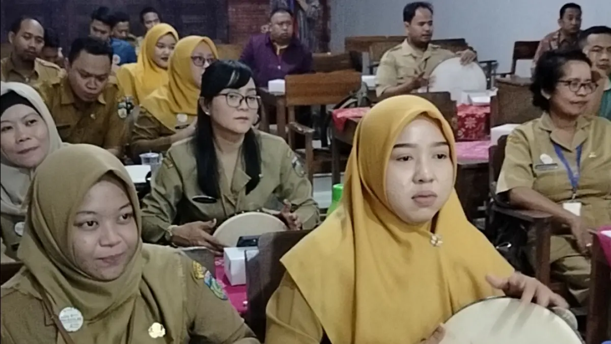 BELAJAR: Guru di Kecamatan Tahunan praktik ngentrung. 