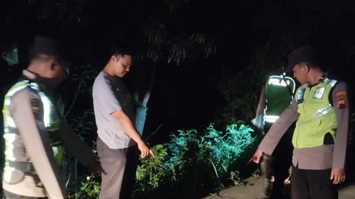 DIAMANKAN – Anggota Polsek Gubug menunjukan lokasi tempat santri dibegal saat pulang di Desa Trisari, Gubug. 