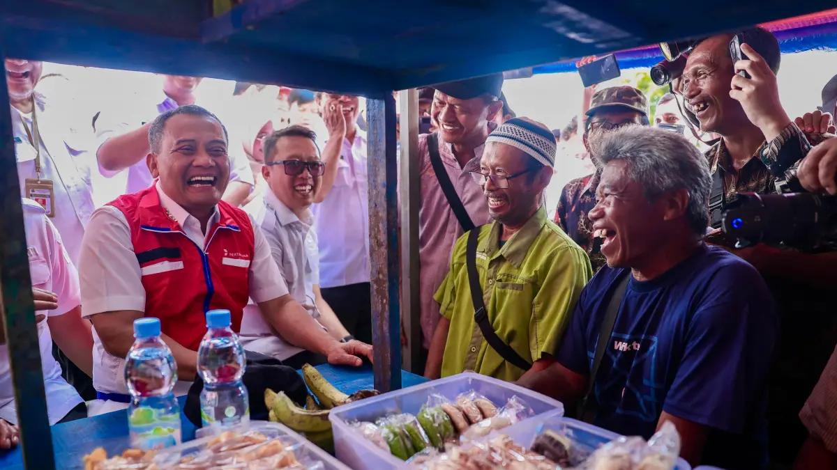 GAYENG: Gebernur Ahmad Luthfi njagong bersama warga di angkringan.