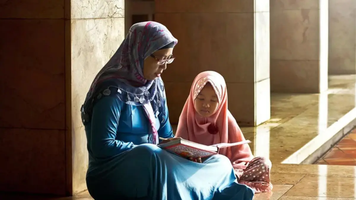Ilustrasi orang tua mengajar anak membaca al-Qur