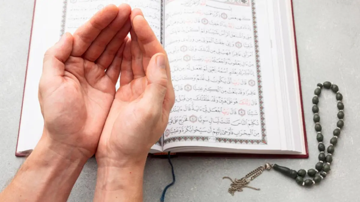 Ilustrasi seseorang sedang berdoa dan membaca alquran (freepik)