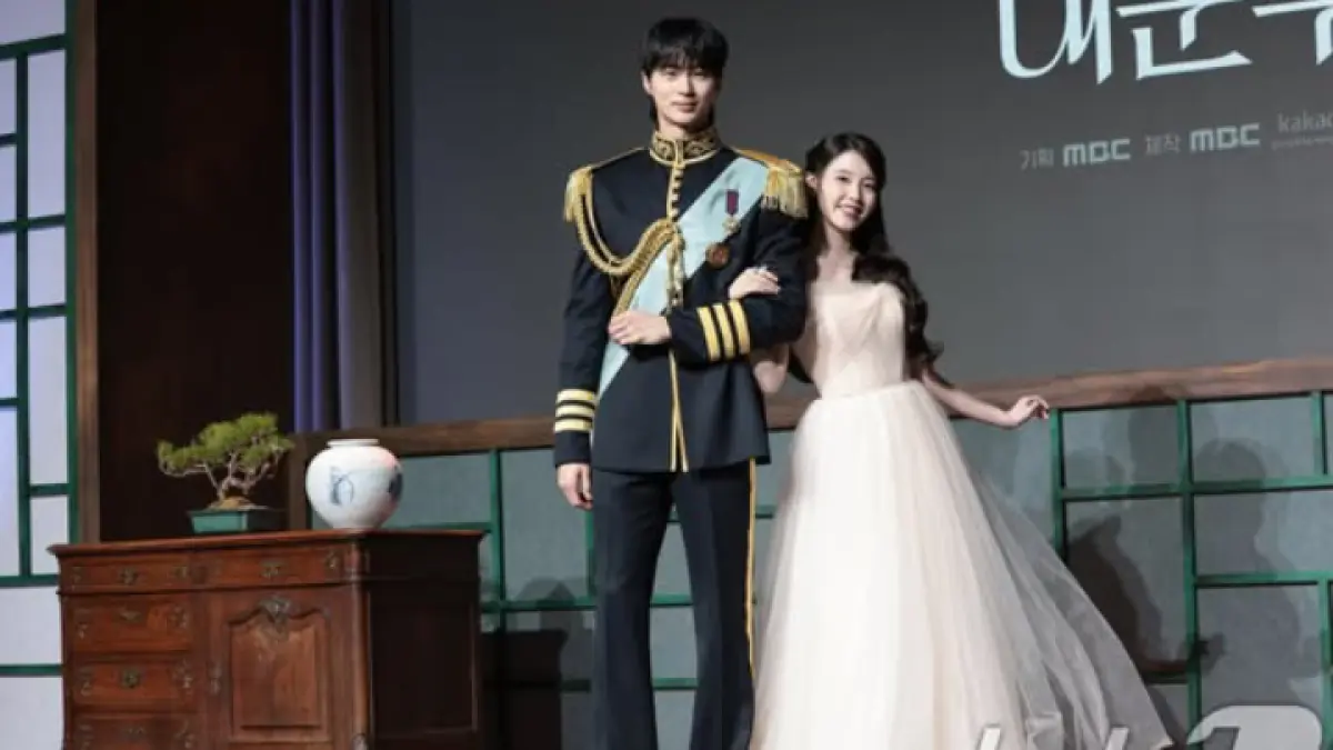 IU dan Byeon Wooseok Tampil Bak 