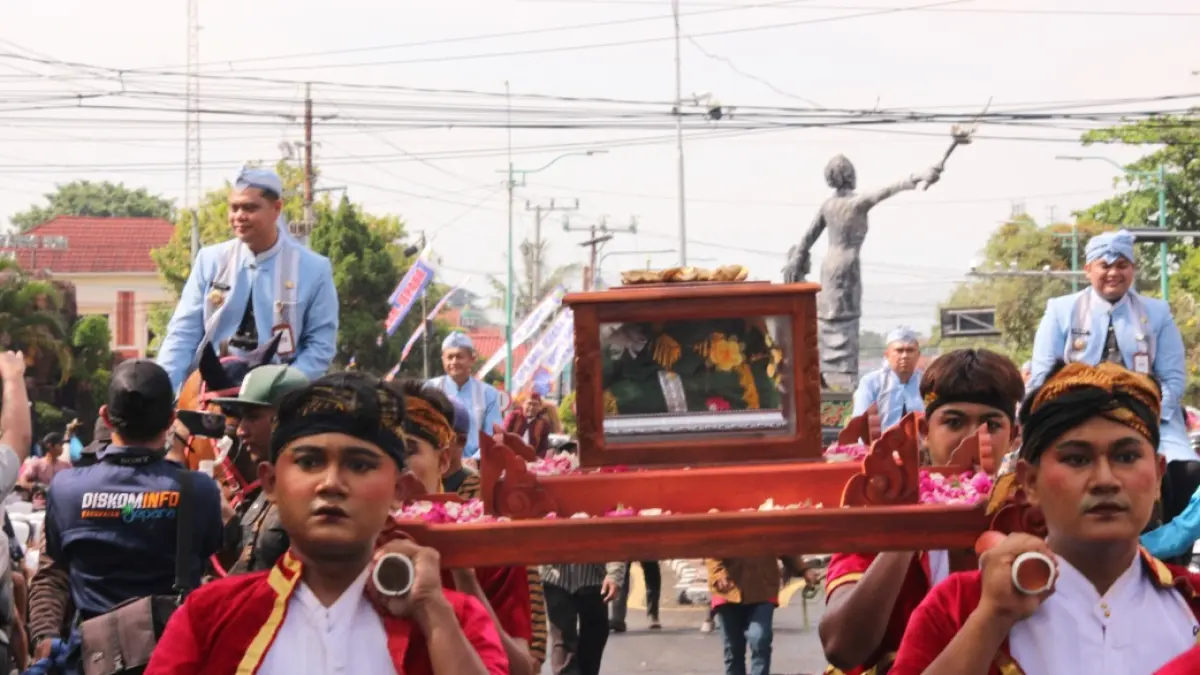 KIRAB LUWUR: Para prajurit tengah melakukan kirab sejauh 4 kilometer dari Pendopo Kabupaten hingga Makam Ratu Kalinyamat dan Sultan Hadlirin di Desa Mantingan, Tahunan, Jepara.