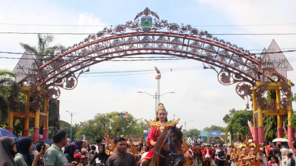 MEMUKAU: Pemeran Ratu Kalinyamat turut melakukan kirab luwur dari Pendopo Kabupaten hingga Makam Mantingan, di momen Hari Jadi ke-477 Kabupaten Jepara pada Kamis (9/4). (FIKRI THOHARUDIN/RADAR KUDUS)&nbsp;