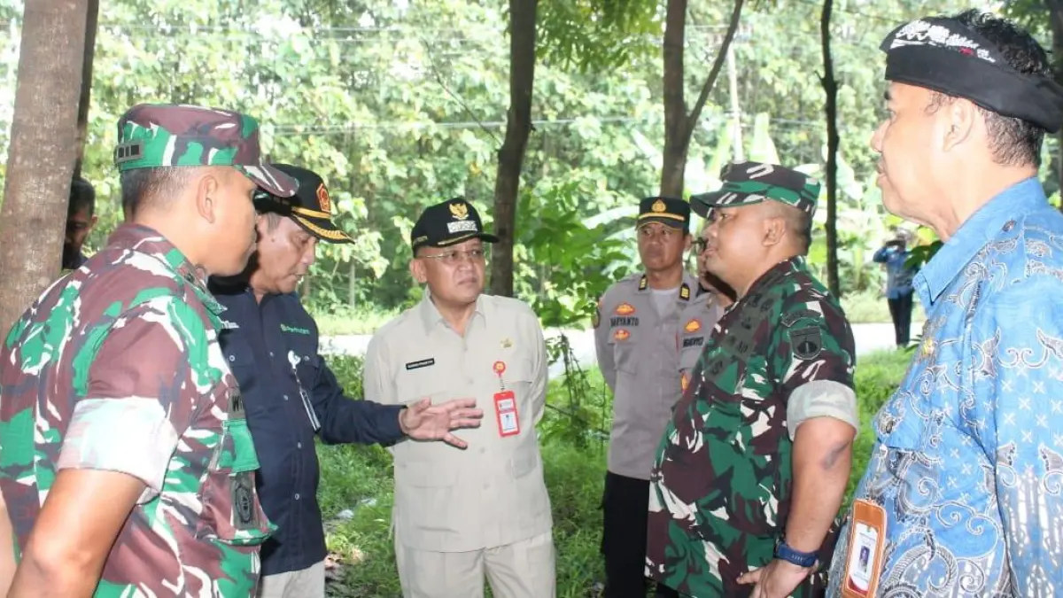 MENINJAU: Danrem 073/Makutarama Kolonel Arm Erza Nathanael, Waki Bupati Grobogan Sugeng Prasetyo dan Dandim 0717/Grobogan Letkol Inf Wefri Sandiyanto saat meninjau lokasi bakal Brigif TP di Kecamatan Geyer. (INTAN MAYLANI/RADAR KUDUS)