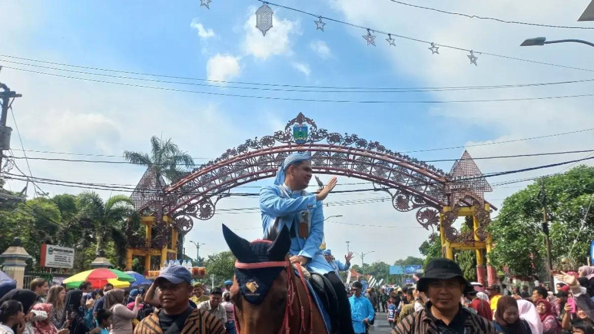 SAPA WARGA: Bupati Jepara Witiarso Utomo membersamai kirab luwur dari Pendopo Kabupaten Jepara hingga ke Makam Mantingan pada Kamis (9/4), sejauh 4 kilometer. (FIKRI THOHARUDIN/RADAR KUDUS)
