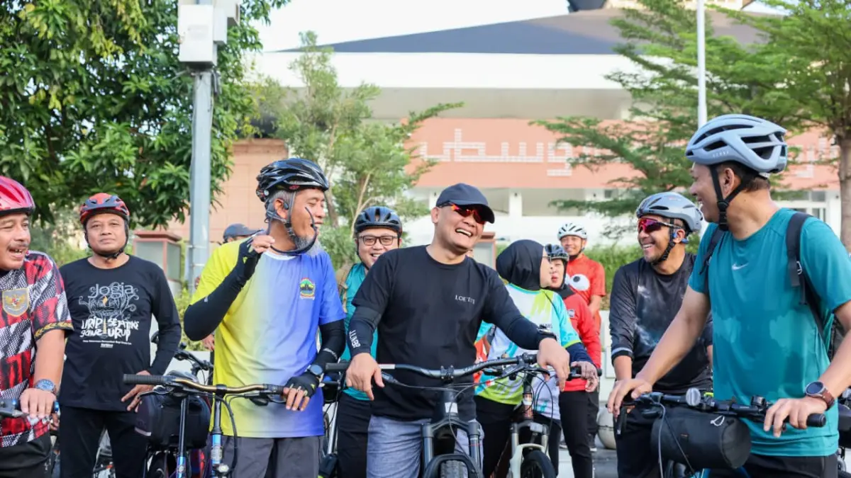 SEMANGAT: Gubernur Jawa Tengah, Ahmad Luthfi bersama sejumlah kepala Organisasi Perangkat Daerah (OPD) pemerintah setempat, berangkat bekerja ke kantor dengan naik sepeda dari tempat tinggalnya masing-masing pada Kamis, 9 April 2026 pagi.&nbsp;