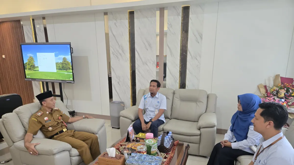 SILATURAHMI – Manager PLN UP3 Grobogan, Anjar Widyatama, bersama jajaran silaturrahmi dengan Sekda Grobogan, Anang Armunanto, di ruang kerjanya dalam suasana Idul Fitri. 