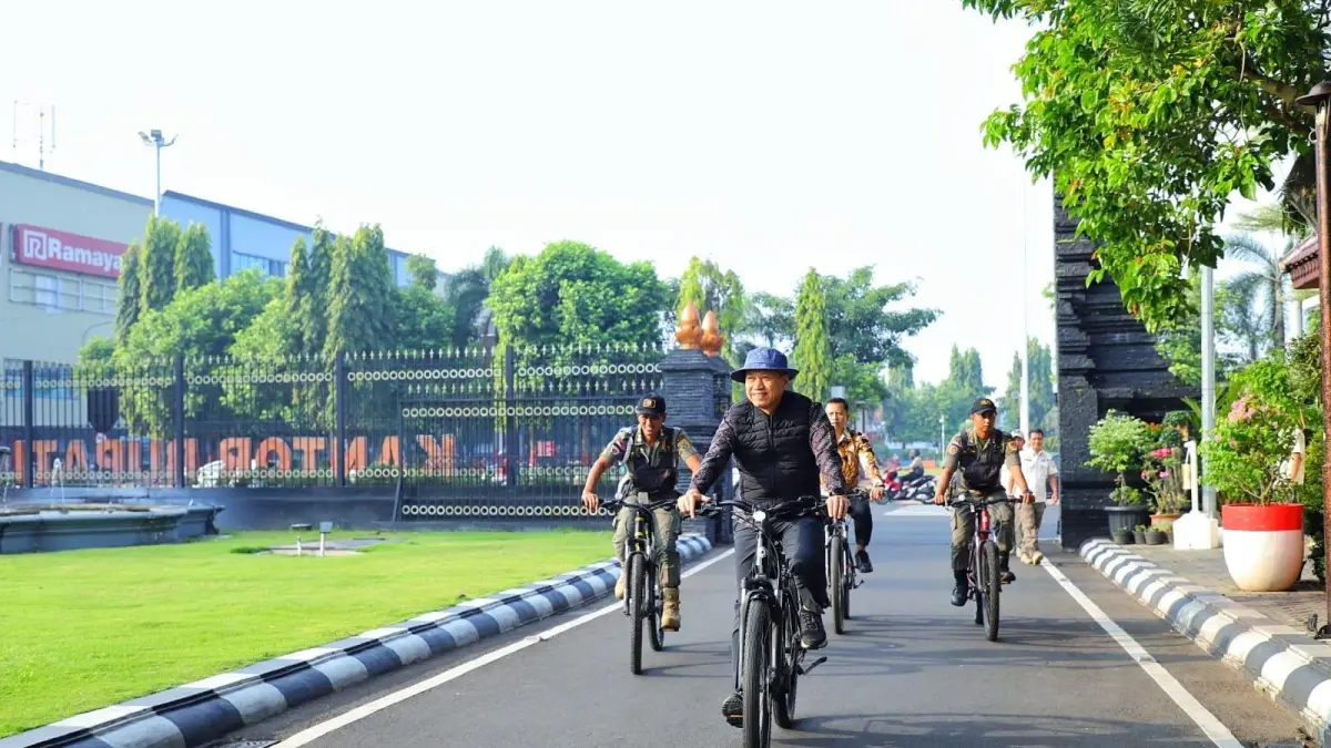
TERAPKAN: Bupati Kudus, Sam’ani Intakoris berangkat mengendarai sepeda sebagai praktik dari program Selasa Bersepeda, belum lama ini. (DINAS KOMINFO KUDUS UNTUK RADAR KUDUS)
