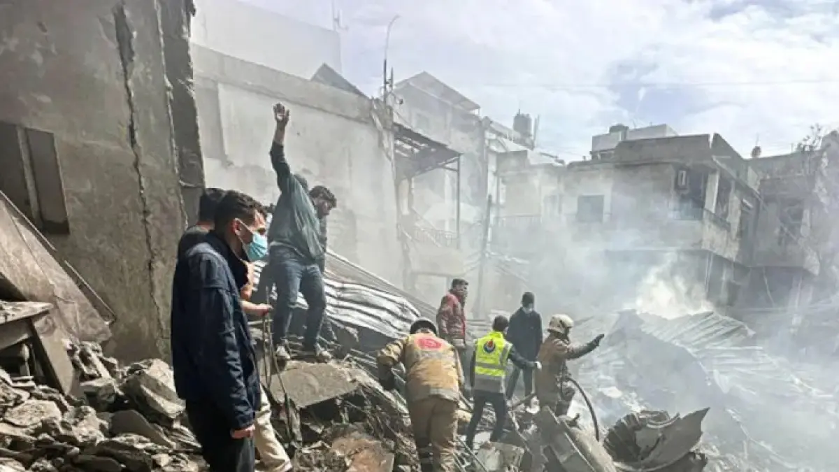 Tim penyelamat bekerja di lokasi serangan Israel, di tengah permusuhan antara Israel dan Hizbullah, di Beirut, Lebanon, 5 April 2026. (ArabWeekly).