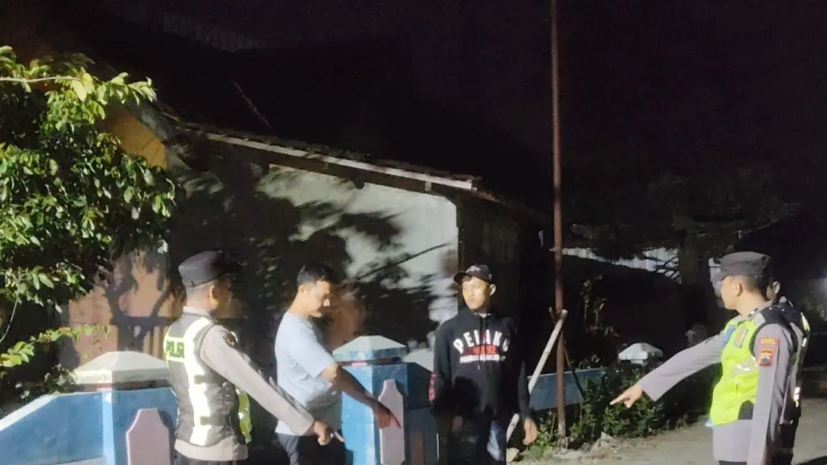 TKP: Polisi saat melakukan olah TKP di Desa Trisari.