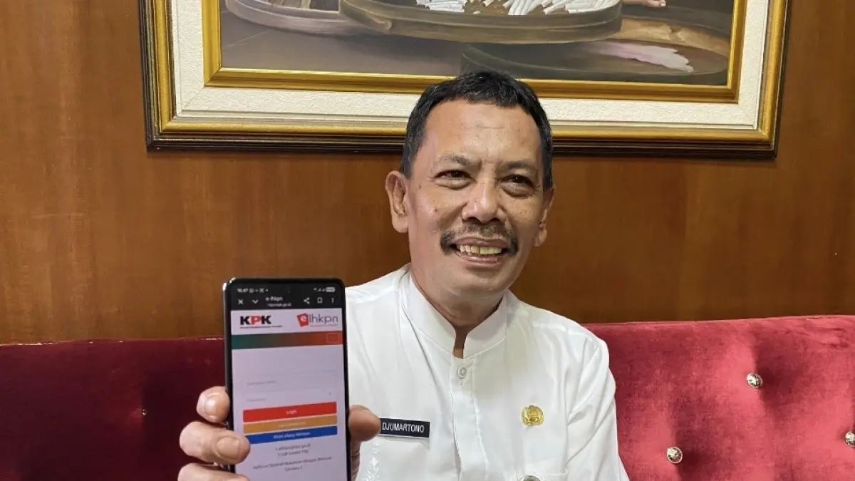 
TUNJUKKAN: Sekretaris Daerah (Sekda) Kudus, Eko Djumartono, memperlihatkan website LHKPN ASN di Kudus, Kamis (9/4). (ANDIKA TRISNA SAPUTRA/RADAR KUDUS)
