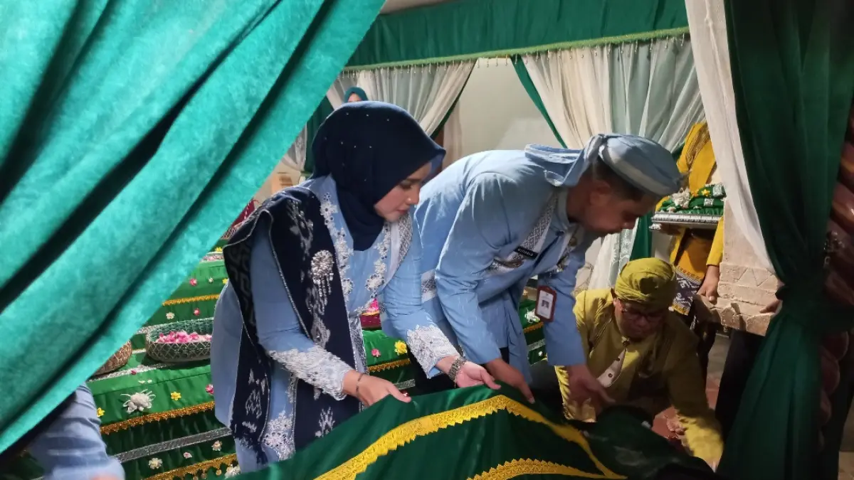 URI-URI: Bupati Jepara Witiarso Utomo beserta istri tengah mengganti luwur di kompleks Makam Ratu Kalinyamat serta Sultan Hadlirin pada Kamis (9/4).