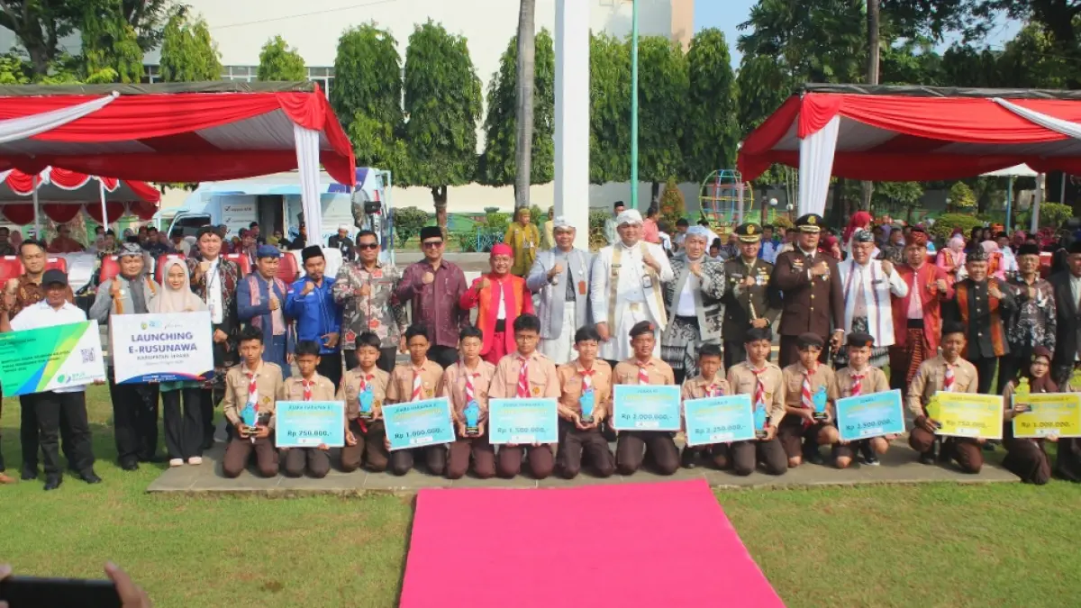 ANTUSIAS: Para putra daerah dan siswa berprestasi berfoto bersama usai menerima penghargaan dari Bupati Jepara Witiarso Utomo. (FIKRI THOHARUDIN/RADAR KUDUS)