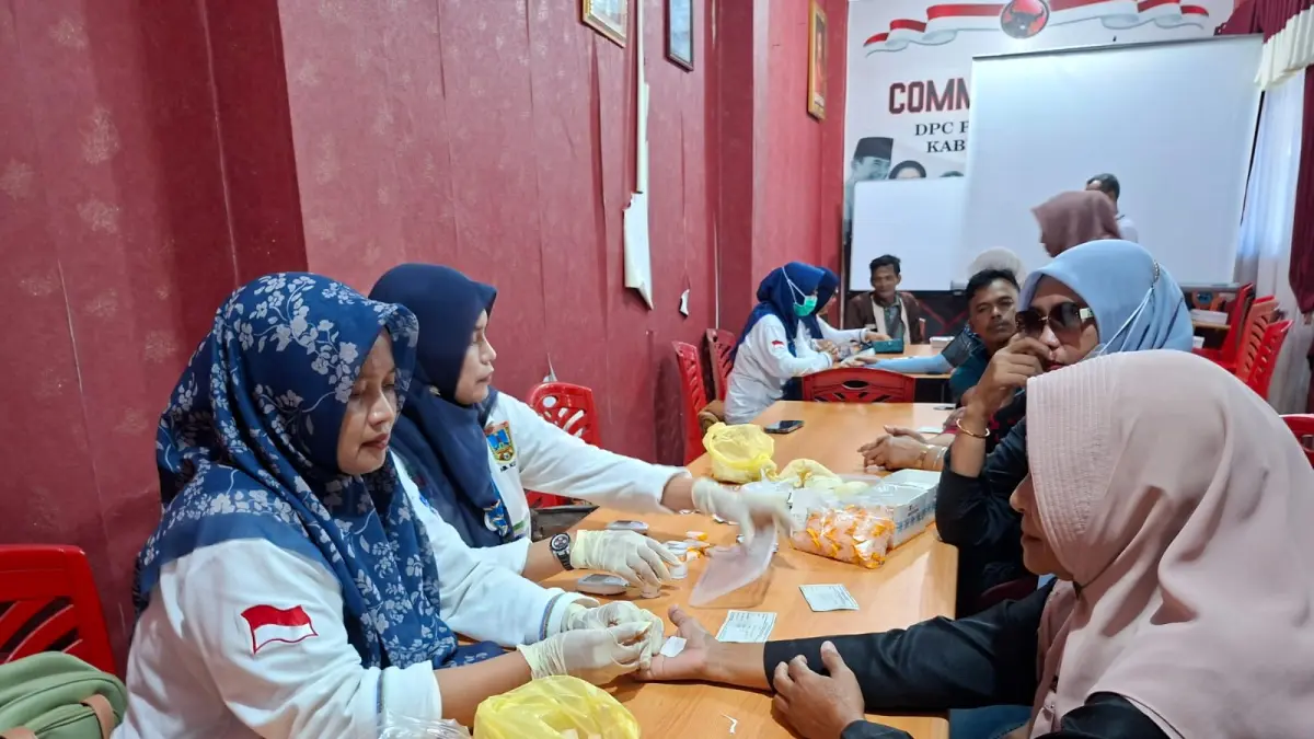
KESEHATAN: Warga melakukan cek kesehatan memanfaatkan Program Pengobatan Gratis di kantor DPC PDI-P Kudus, Jumat (10/4). (ANDIKA TRISNA SAPUTRA/RADAR KUDUS)
