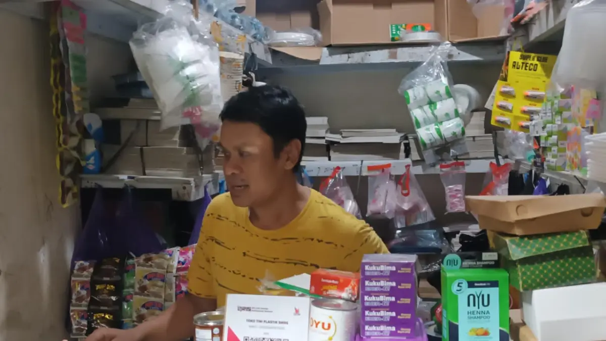 Pedagang plastik di Pasar Sampangan (Foto: Anita Fitriani/Jawa Pos Radar Kudus)