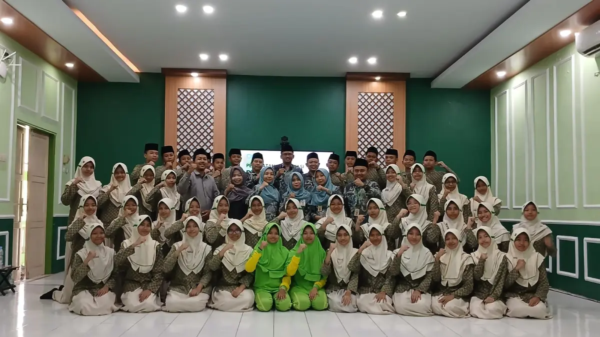 SEJARAH: Tim Riset dan guru pembimbing yang meloloskan 19 penelitian di ajang OPSI 2026 serta Tim Riset yang akan mengikuti ajang lomba riset lainnya. 
