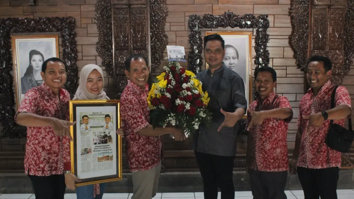 SINERGIS: Direktur Jawa Pos Radar Kudus didampingi segenap jajaran manager, menyerahkan ucapan selamat Hari Jadi ke-477 Kabupaten Jepara, pada Jumat (10/4).&nbsp;(FIKRI THOHARUDIN/RADAR KUDUS)