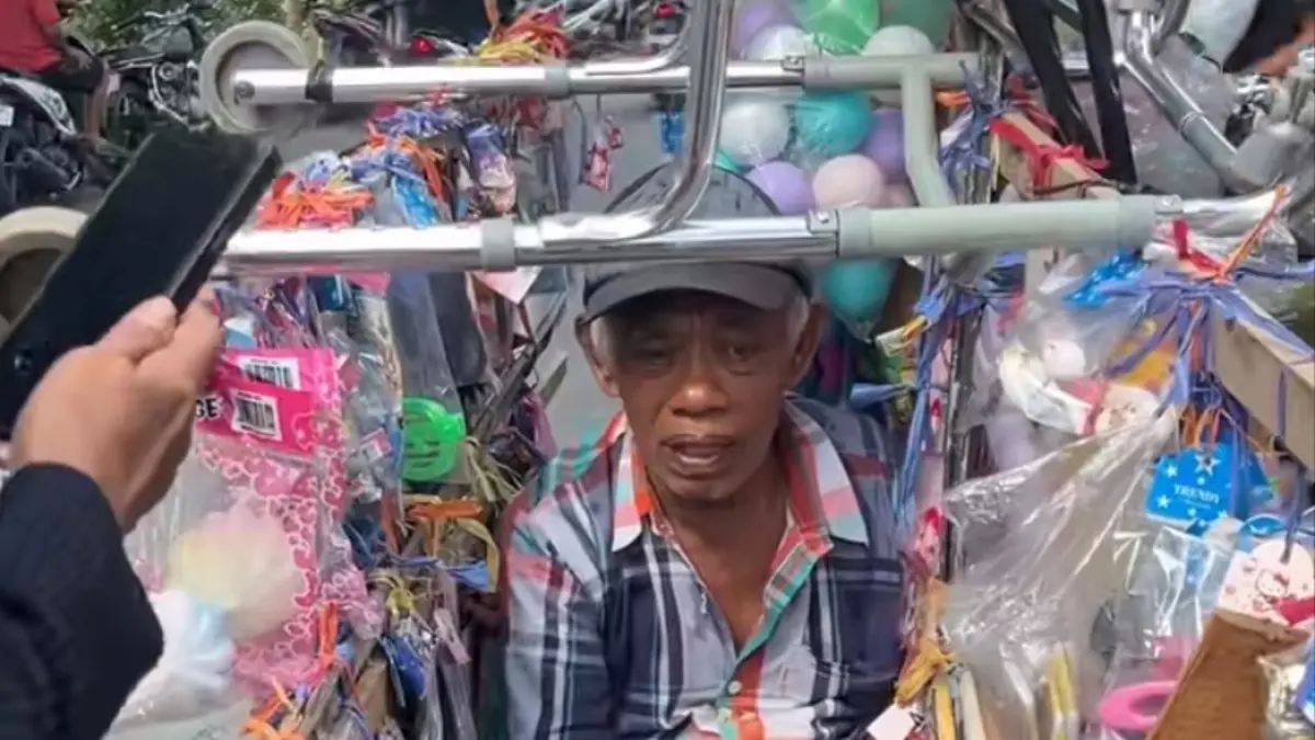 Pak Tarno jualan mainan keliling (Foto: Tangkapan layar Tiktok @GayungMartabak88) 
