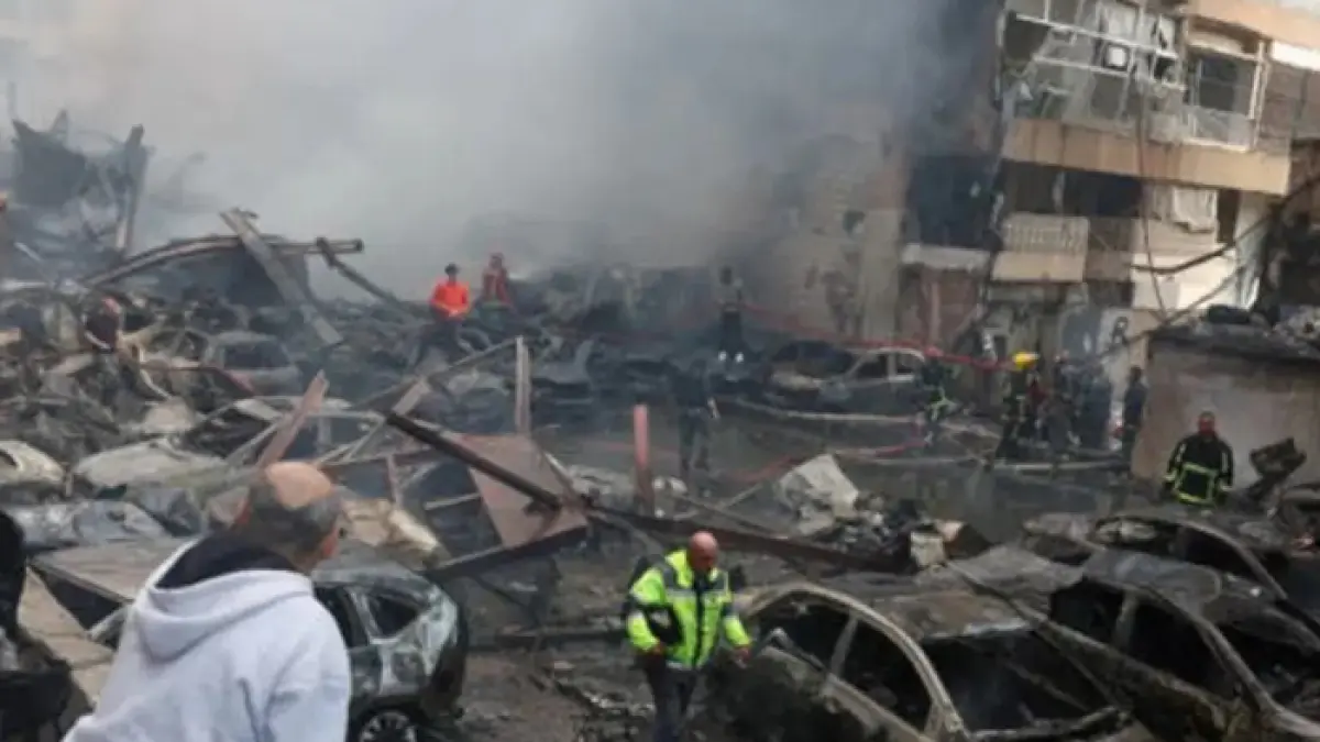 Tim penyelamat bekerja di lokasi serangan Israel di Beirut, Lebanon, 8 April 2026. (Reuters)