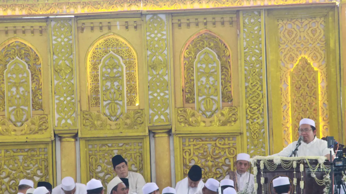 BERIKAN CERAMAH – KH Husni Mubarak dari Surabaya menjadi pembicara dalam rangka di Majlis Dzikir Maulidurrasul dan Groboga Beridikir di alun-alun Purwodadi, Minggu (12/4). 