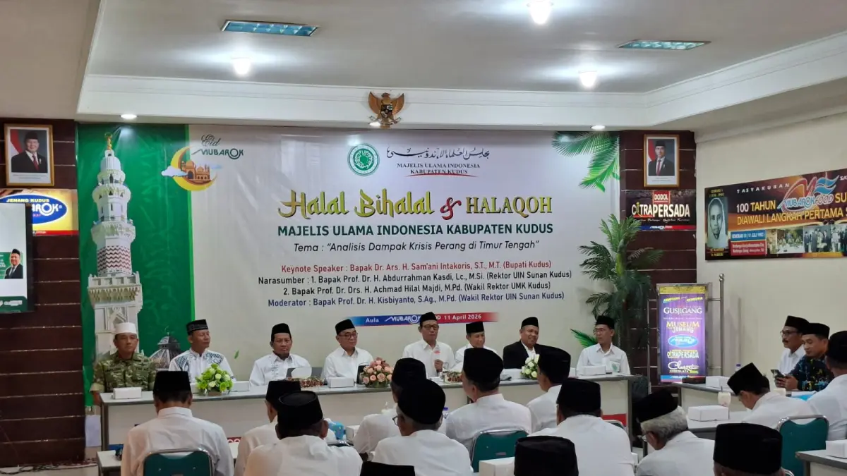
DISKUSI: Pembicara sedang menyampaikan materi terkait ketegangan konflik di Timur Tengah kepada audiens, Sabtu (11/4). (ANDIKA TRISNA SAPUTRA/RADAR KUDUS)
