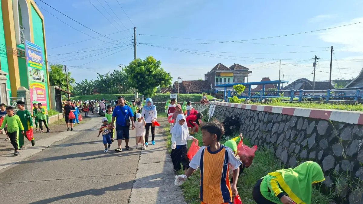 
KEBERSIHAN: Peserta jalan sehat memungut sampah-sampah yang terdapat di rute yang dilintasi di Desa Kesambi, Minggu (12/4). (ANDIKA TRISNA SAPUTRA/RADAR KUDUS)
