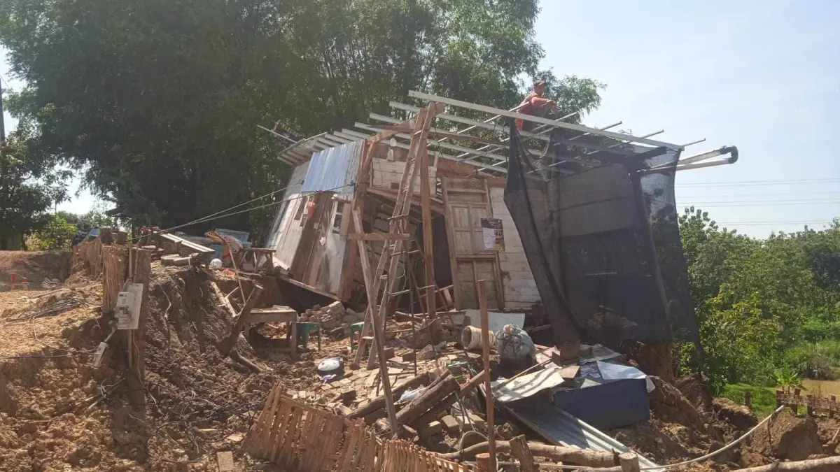 PARAH: Rumah yang roboh karena amblesan tanah di Dukuh Ngetrep, Desa Tutup, Kecamatan Tunjungan. (EKO SANTOSO/RADAR KUDUS)