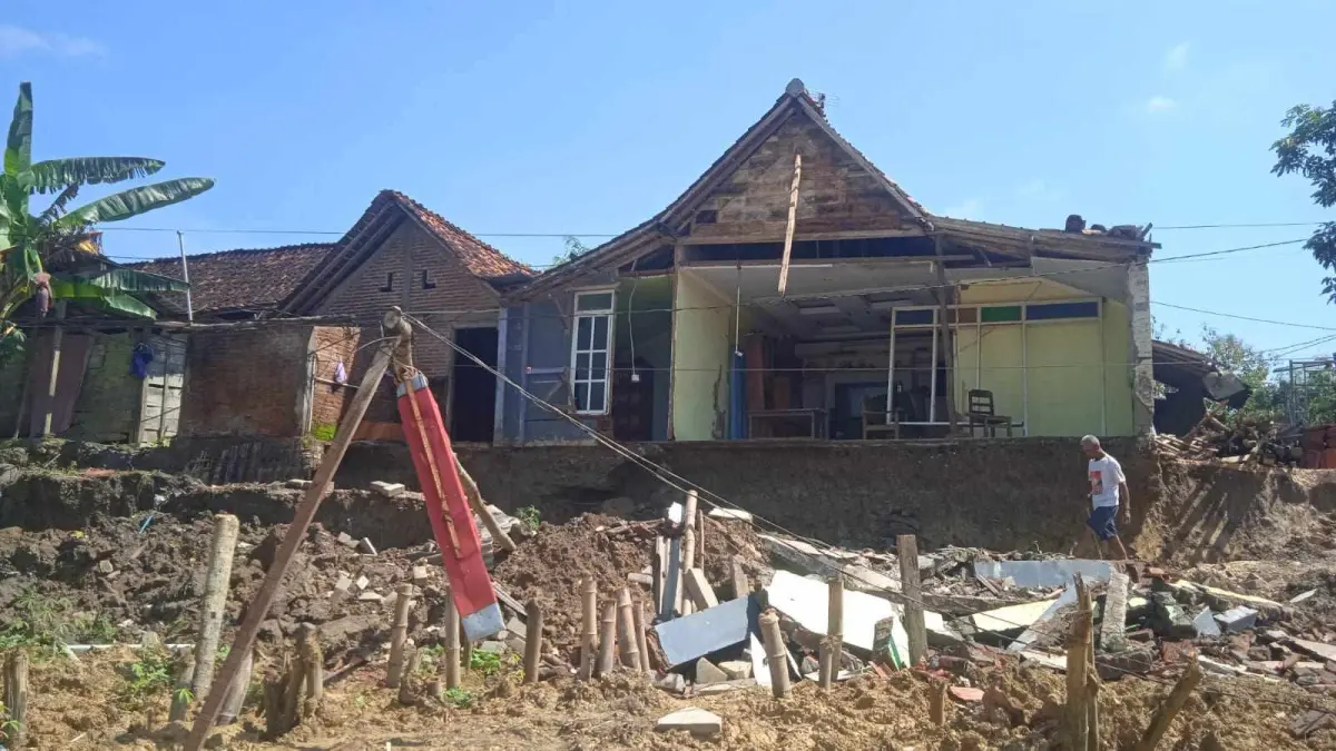 PRIHATIN: Amblesan tanah di Dukuh Ngetrep Desa Tutup Kecamatan Tunjungan Blora. (EKO SANTOSO/RADAR KUDUS)