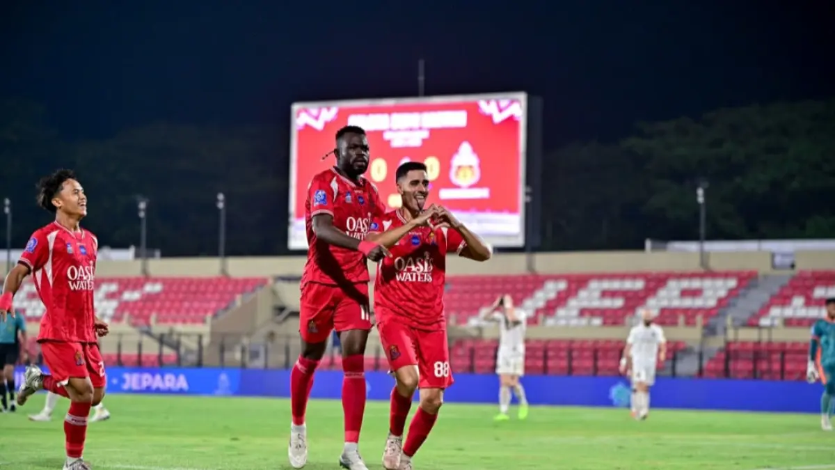 SUMRINGAH: Sudi Abdallah dan Borja Herrera merayakan gol atas Bhayangkara FC pada Sabtu (11/4) malam. (MO PERSIJAP UNTUK RADAR KUDUS)