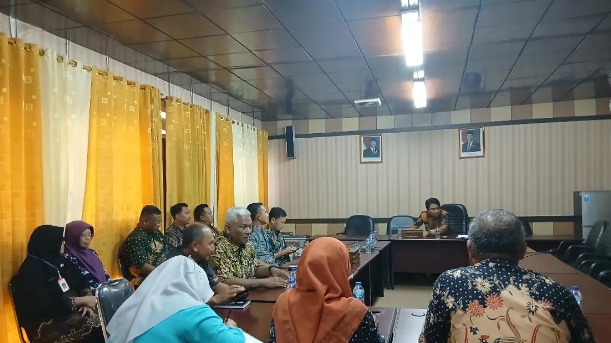 TEGAS: Perwakilan Dinas Pendidikan dan sekolah SMP 1 Randublatung saat rapat bersama Komisi D DPRD Kabupaten Blora beberapa waktu lalu. (EKO SANTOSO/RADAR KUDUS)