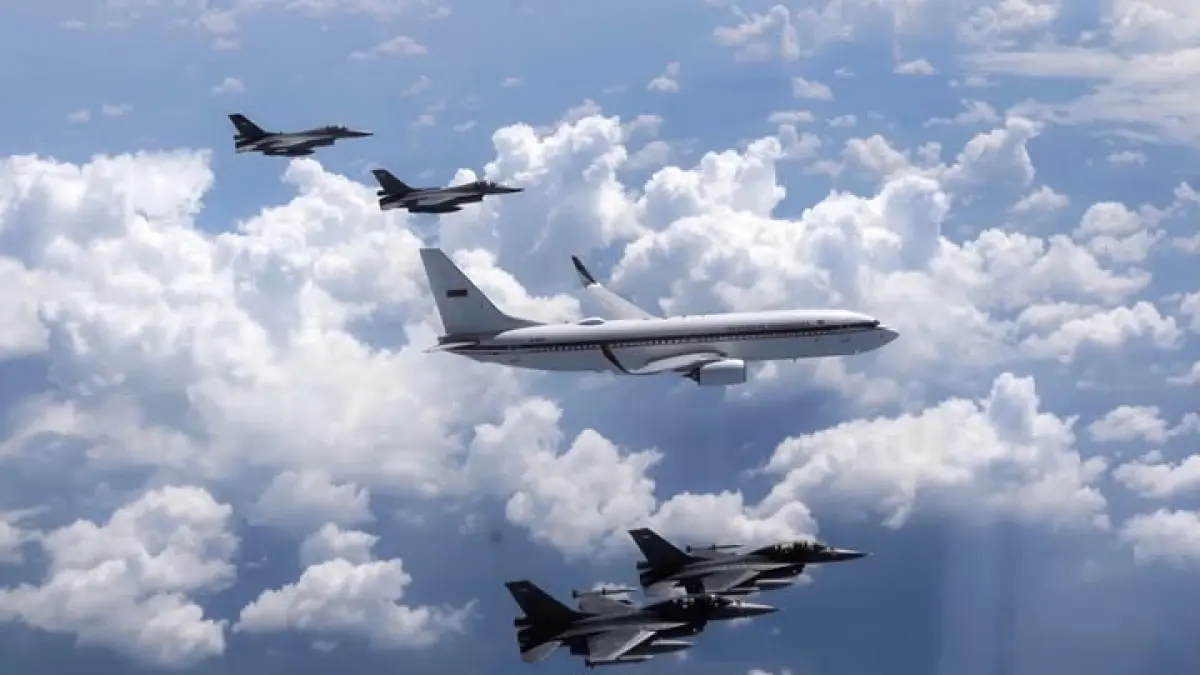 4 Jet Tempur F-16 Kawal Ketat Penerbangan Presiden Prabowo ke Sleman