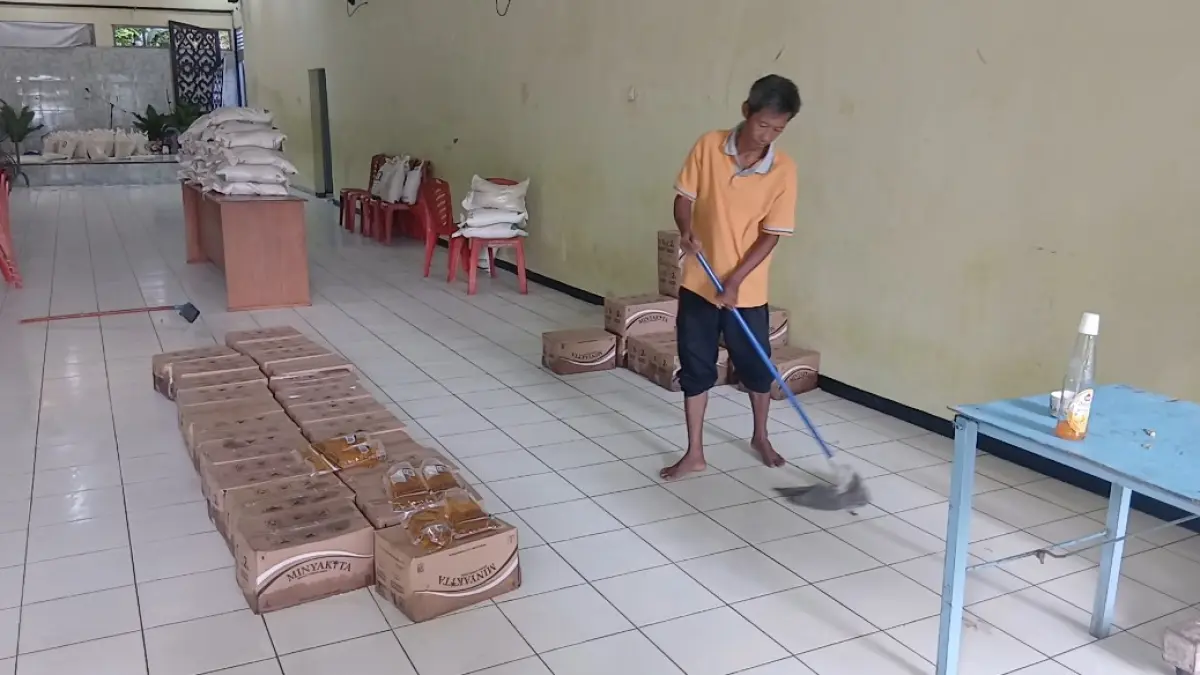 GIAT: Petugas kebersihan di Kelurahan Cepu saat membersihkan lantai di balai Kelurahan Cepu usai banjir. 