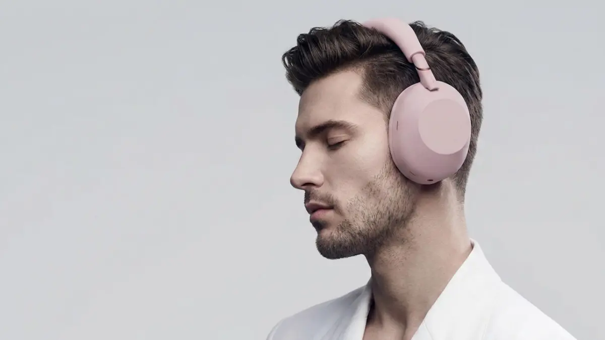 Ilustrasi pria memakai headphone SONY WH-1000XM6 Noise Cancelling Headphones/ 1000XM6 (generates by AI)