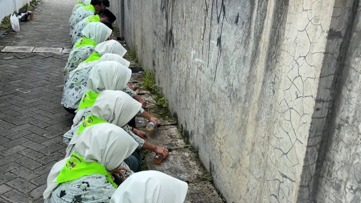 INOVATIF: Murid MAN 1 Grobogan saat ubah sampah organik jadi ekoenzim.