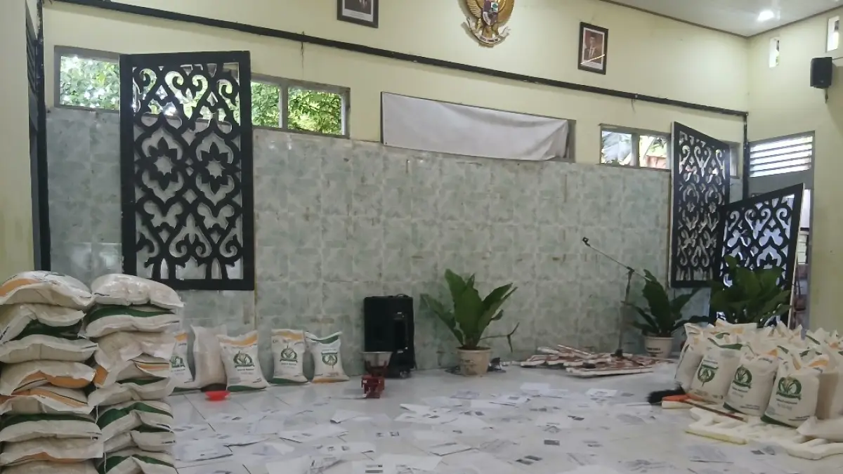 KUYUP: Foto kopi dokumen kependudukan seperti KK dan KTP di Kelurahan Cepu yang basah karena banjir. (EKO SANTOSO/RADAR KUDUS)