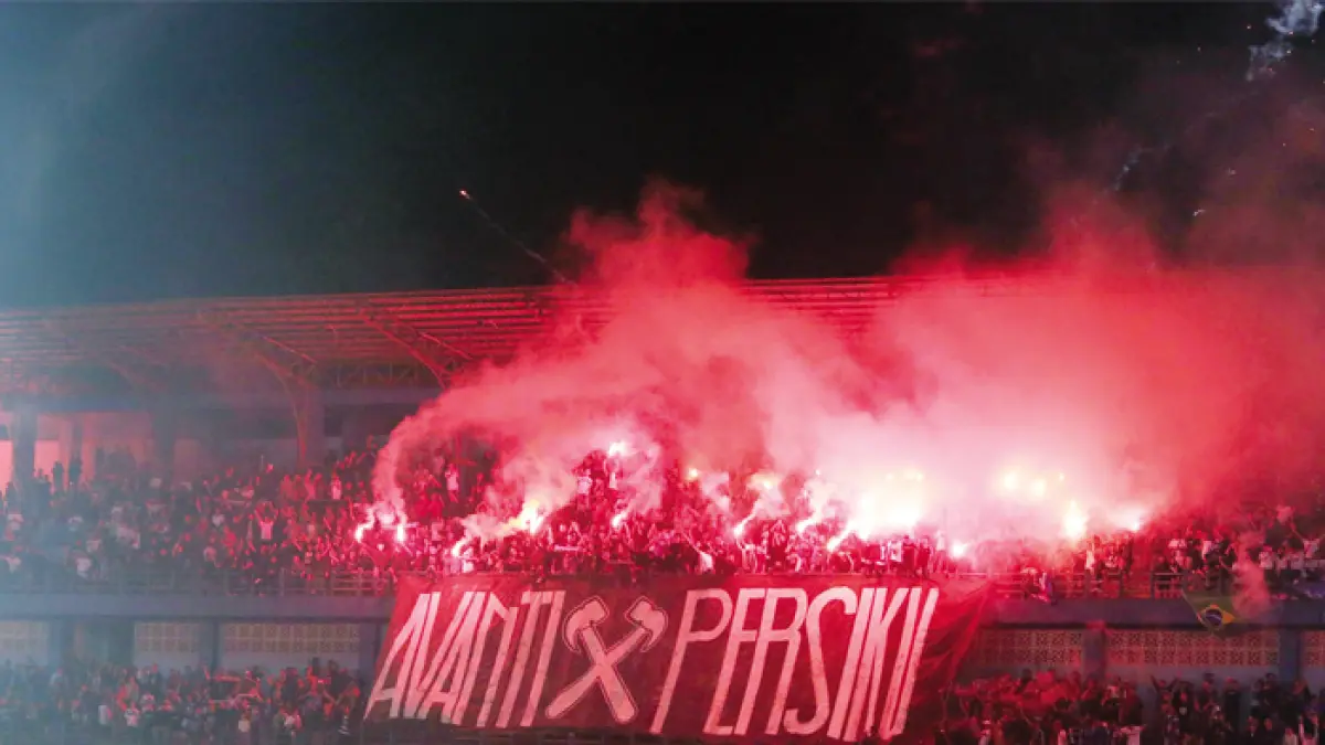 MERIAH: Suporter menyalakan flare usai pertandingan Persiku menjamu PSIS Semarang di Stadion Wergu Wetan pada Sabtu (11/4) lalu. (GALIH ERLAMBANG W/RADAR KUDUS)
