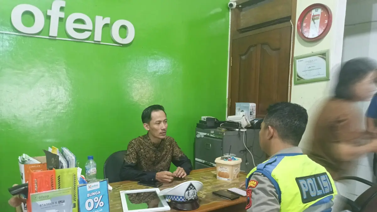 SOSIALISASI: Satlantas Polres Grobogan saat sosialisasi ke pengusaha listrik terkait penggunaan sepeda listrik.
