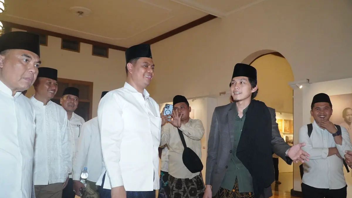 BERKAH: Bupati Jepara Witiarso Utomo membersamai Gus Iqdam pada Pengajian Akbar Hari Jadi ke-477 Jepara. 