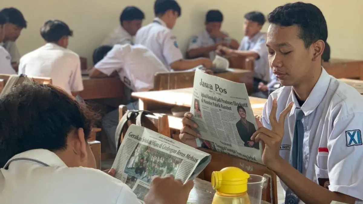 BUDAYA LITERASI: Siswa SMAN 1 Toroh saat serempak baca Jawa Pos Radar Kudus.
