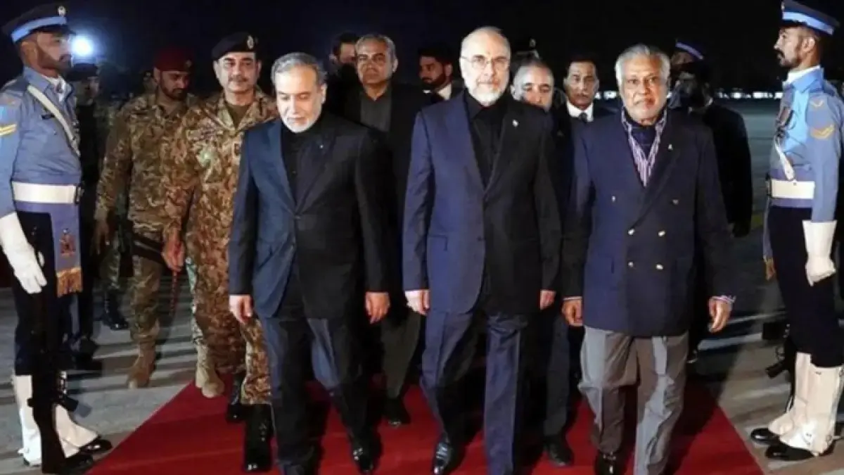 Delegasi tingkat tinggi Iran yang dipimpin oleh Ketua Parlemen Mohammad Baqer Qalibaf (C) tiba di Islamabad, Pakistan, untuk negosiasi dengan Amerika Serikat, Sabtu (11/4/2026). (Xinhua)