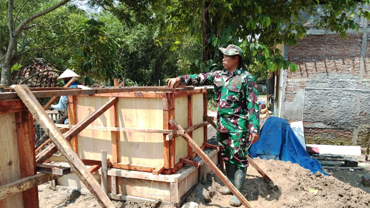 DIKEBUT: Progres pembangunan jembatan Garuda di Desa Cingkrong Kecamatan Purwodadi terus dikebut. (Pendim 0717/Grobogan untuk Radar Kudus)