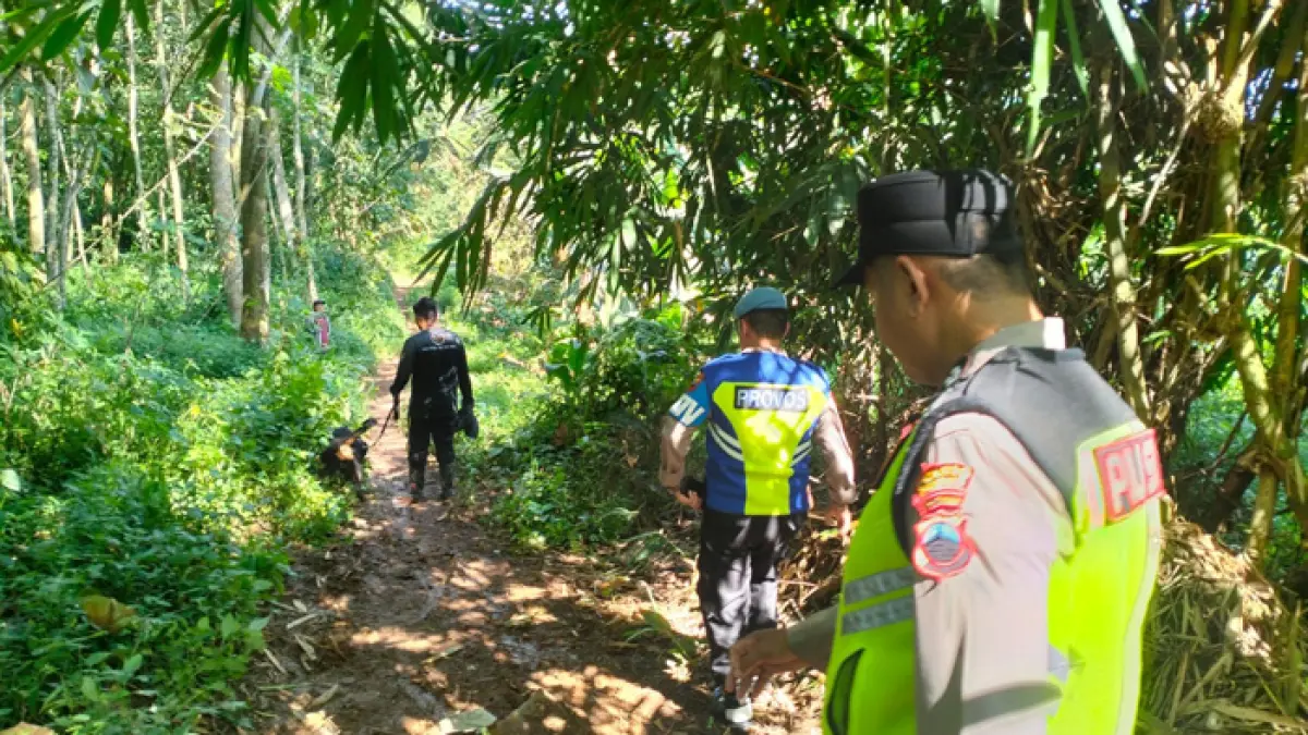 DIKEJAR: Polisi melakukan penyisiran pelaku Curanmor di Hutan yang berada di Kecamatan Dawe. (POLRES KUDUS UNTUK RADAR KUDUS)
