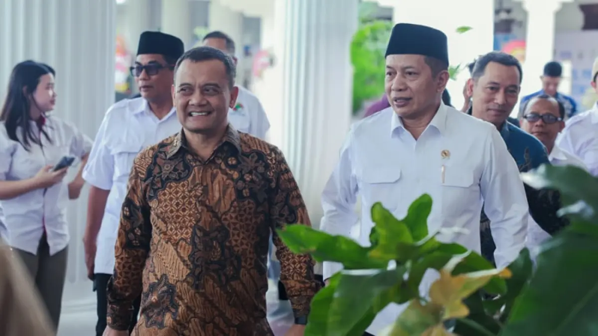 Gubernur Jateng Ahmad Luthfi (kiri) dan Menteri Koperasi Ferry Juliantono saat Pengukuhan Pimpinan Dekopin Wilayah Jawa Tengah di Wisma Perdamaian Semarang. (PEMPROV JATENG UNTUK RADAR KUDUS)