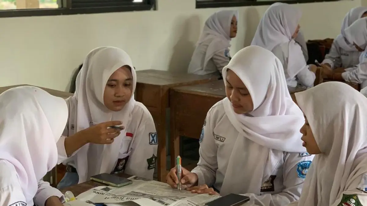 LITERASI: Siswa SMAN 1 Toroh, Kabupaten Grobogan saat membaca koran Jawa Pos Radar Kudus di sela KBM.